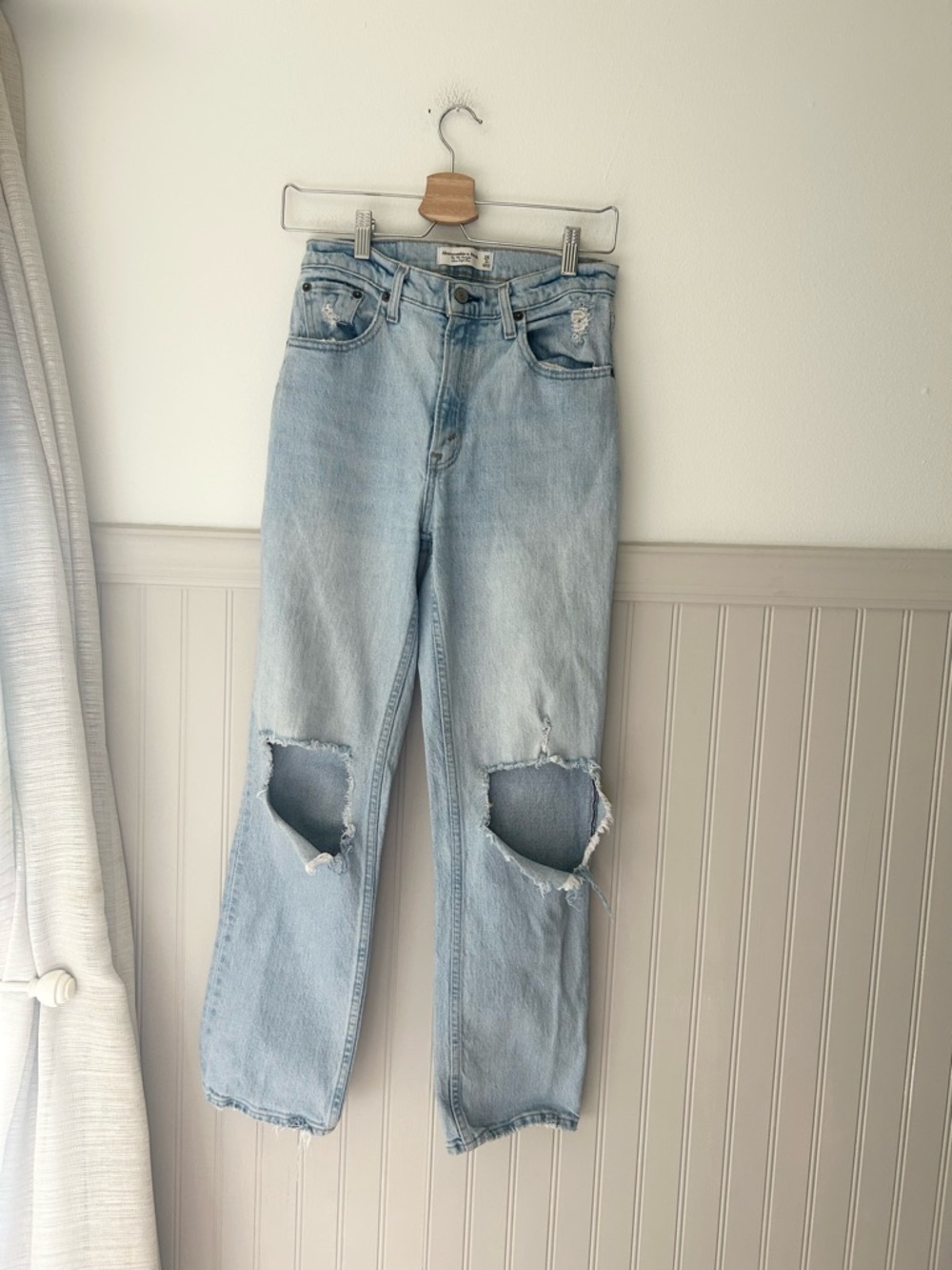 Abercrombie & Fitch Size 2 Short Light Blue High Rise Straight-Leg Ripped Jeans